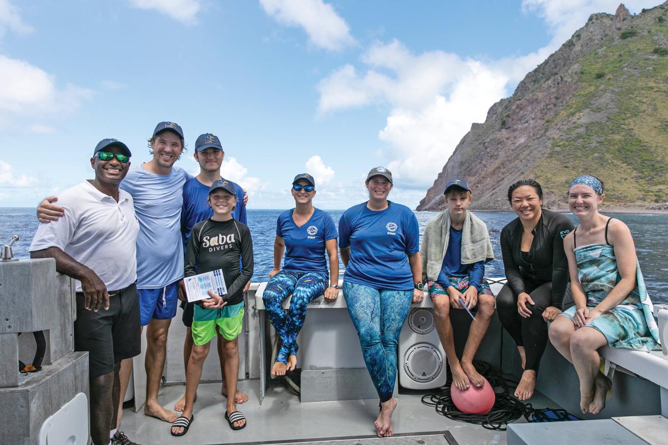 Jarno Knijff and his students join on a coral survey.